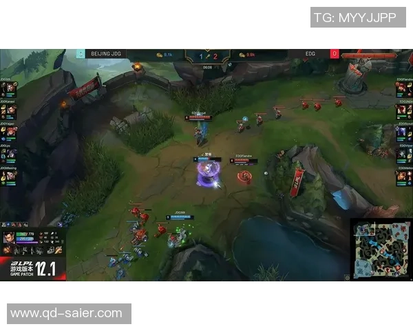 波比闪现壁咚成功击杀巴德皇子下路再度gank斩获希维尔一血